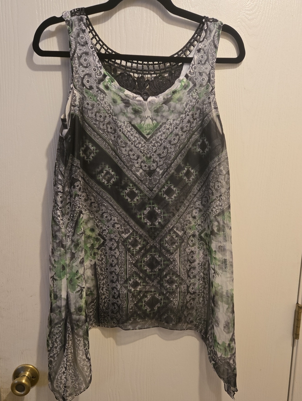 ONE WORLD Black and Green Printed Lace-Back Tank  L49